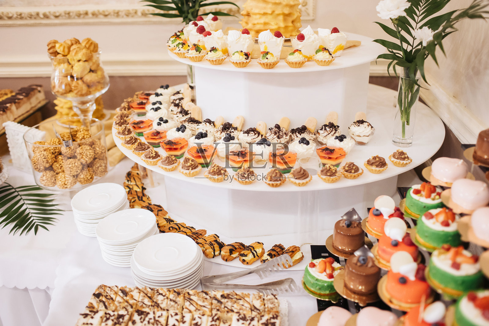 婚礼甜点背景。甜品餐饮和蛋糕公司。优雅的婚礼场地。照片摄影图片