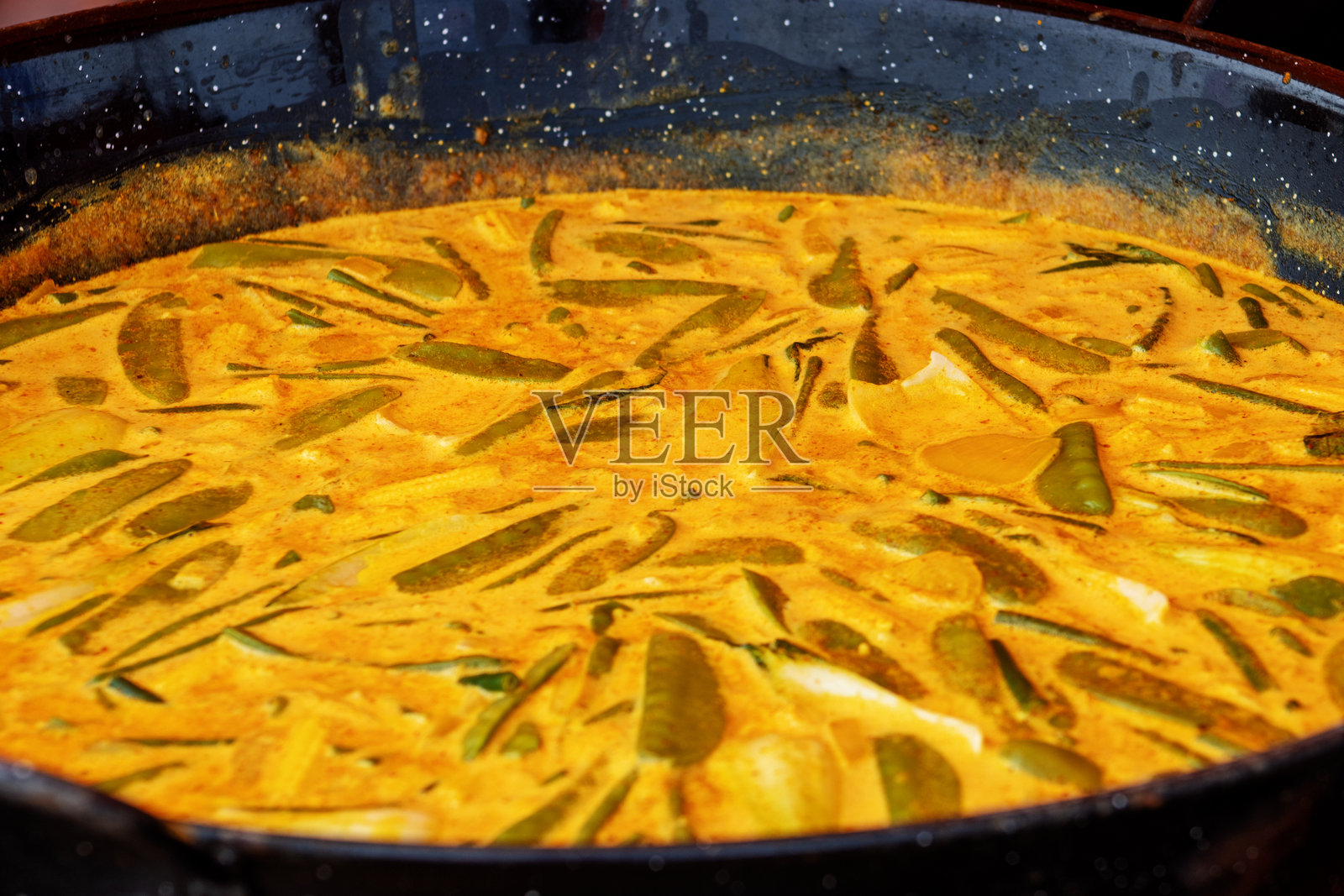 素食泰式咖喱，使用咖喱酱、椰奶或水、蔬菜或水果以及香草制作而成照片摄影图片