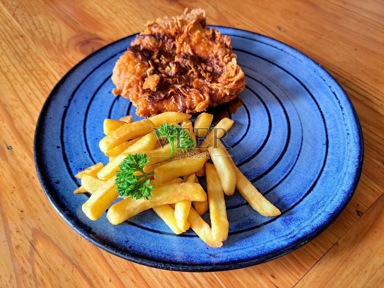 纳什维尔热鸡配薯条的餐盘。菜单。照片摄影图片