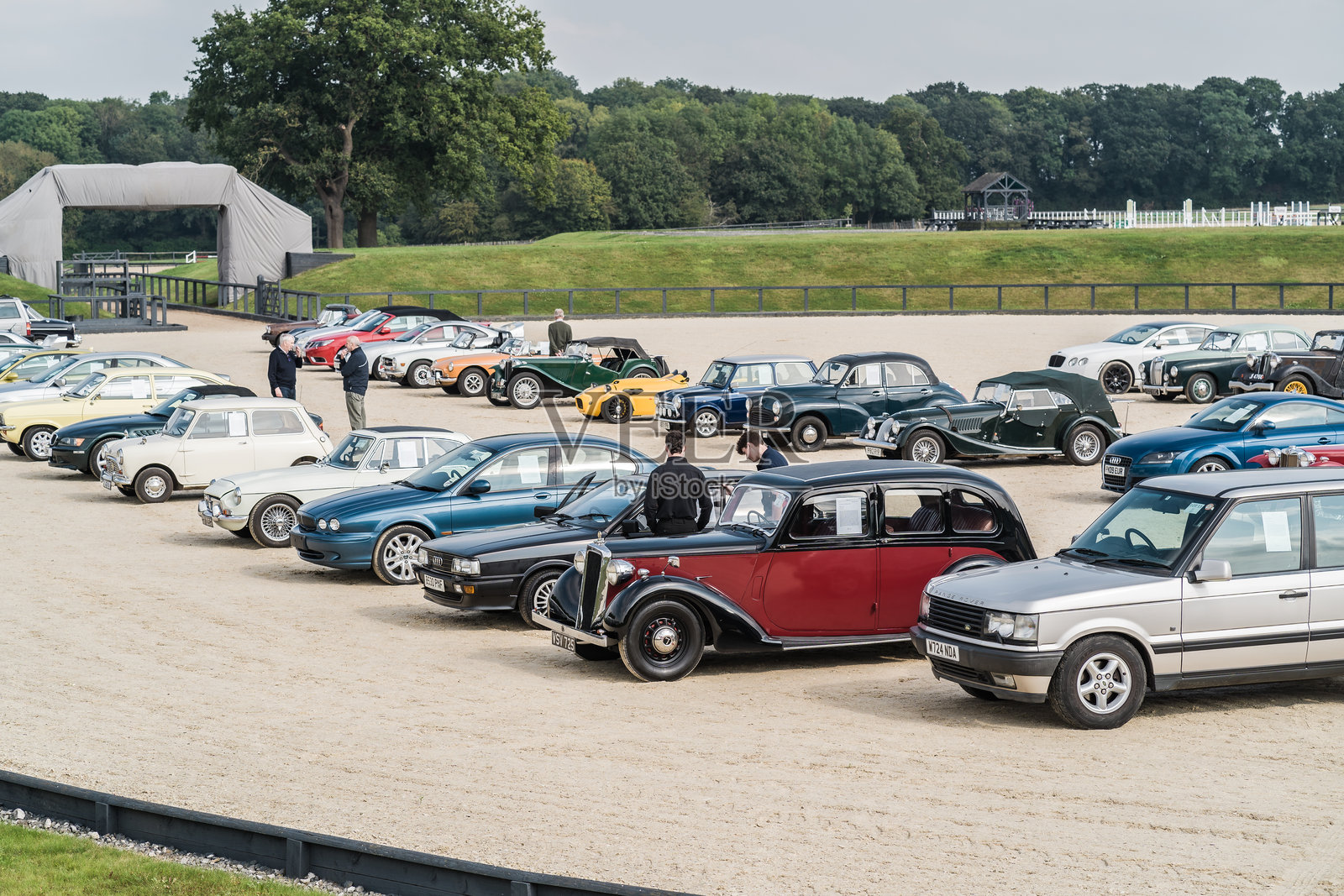 人们在切斯特经典汽车拍卖会上观看一排展示的汽车照片摄影图片