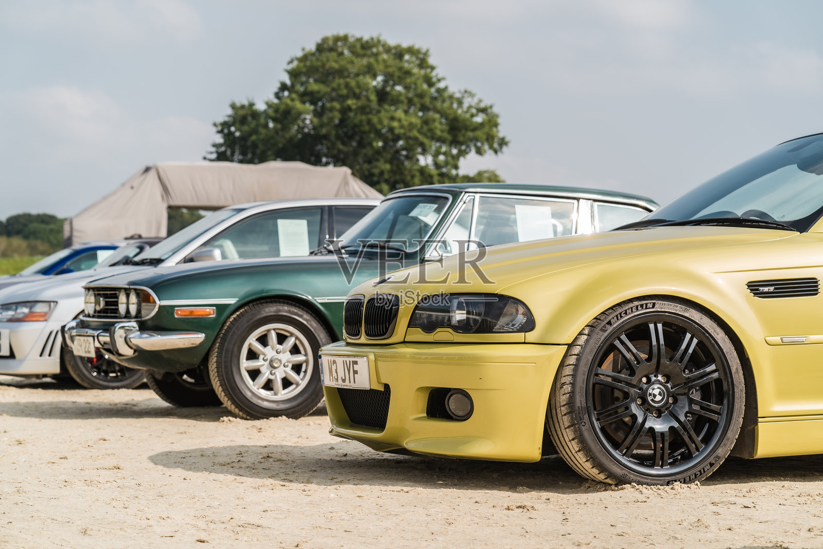 一排汽车在切斯特经典汽车拍卖会上展出照片摄影图片