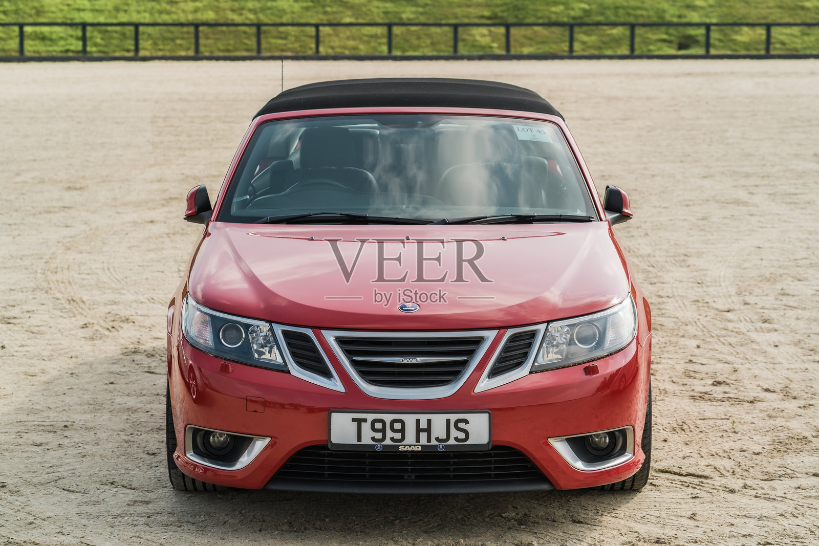 一辆红色萨博9-3 Aero敞篷车在切斯特汽车拍卖会上展出照片摄影图片