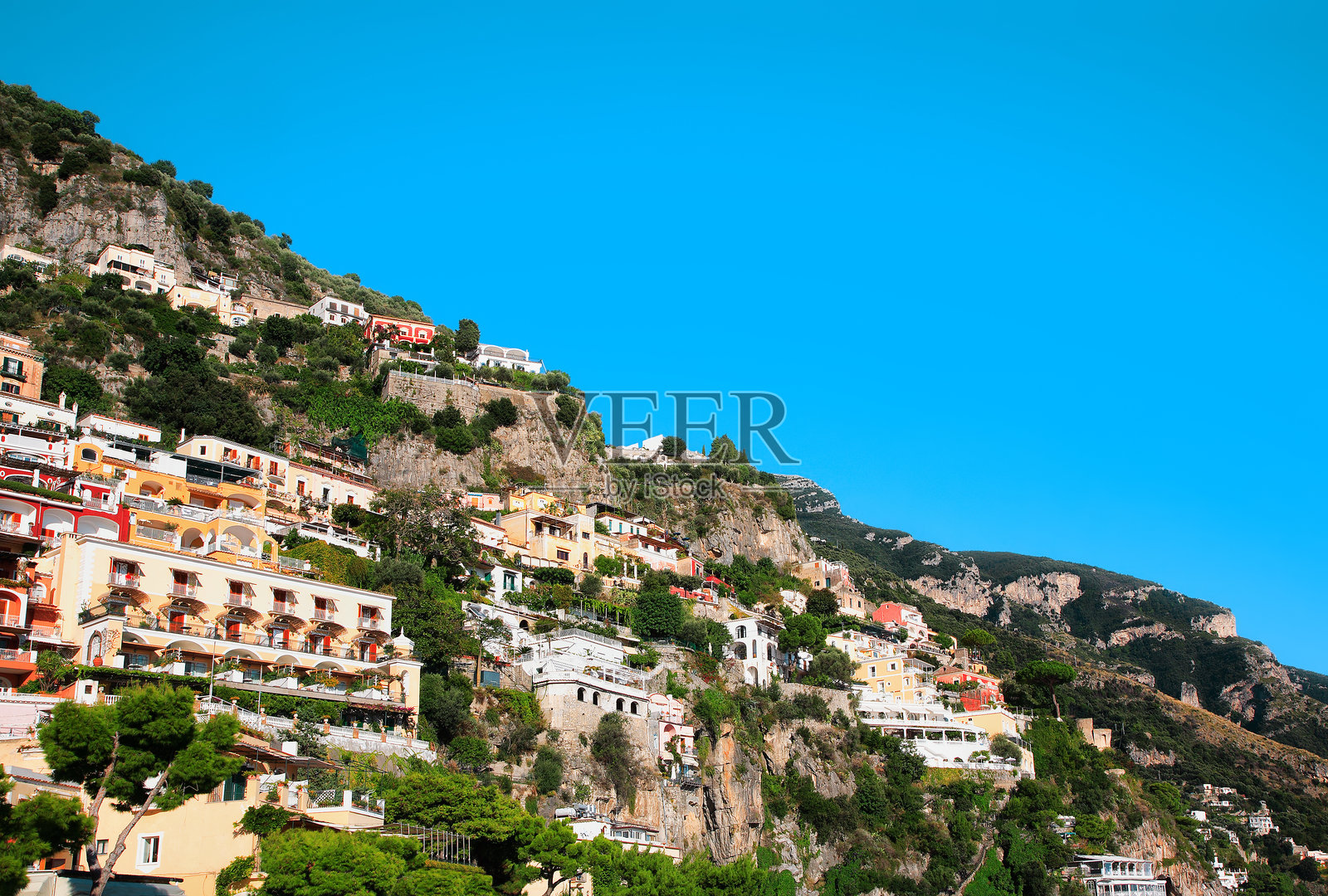 意大利坎帕尼亚索伦托半岛的阿马尔菲海岸波西塔诺镇。照片摄影图片
