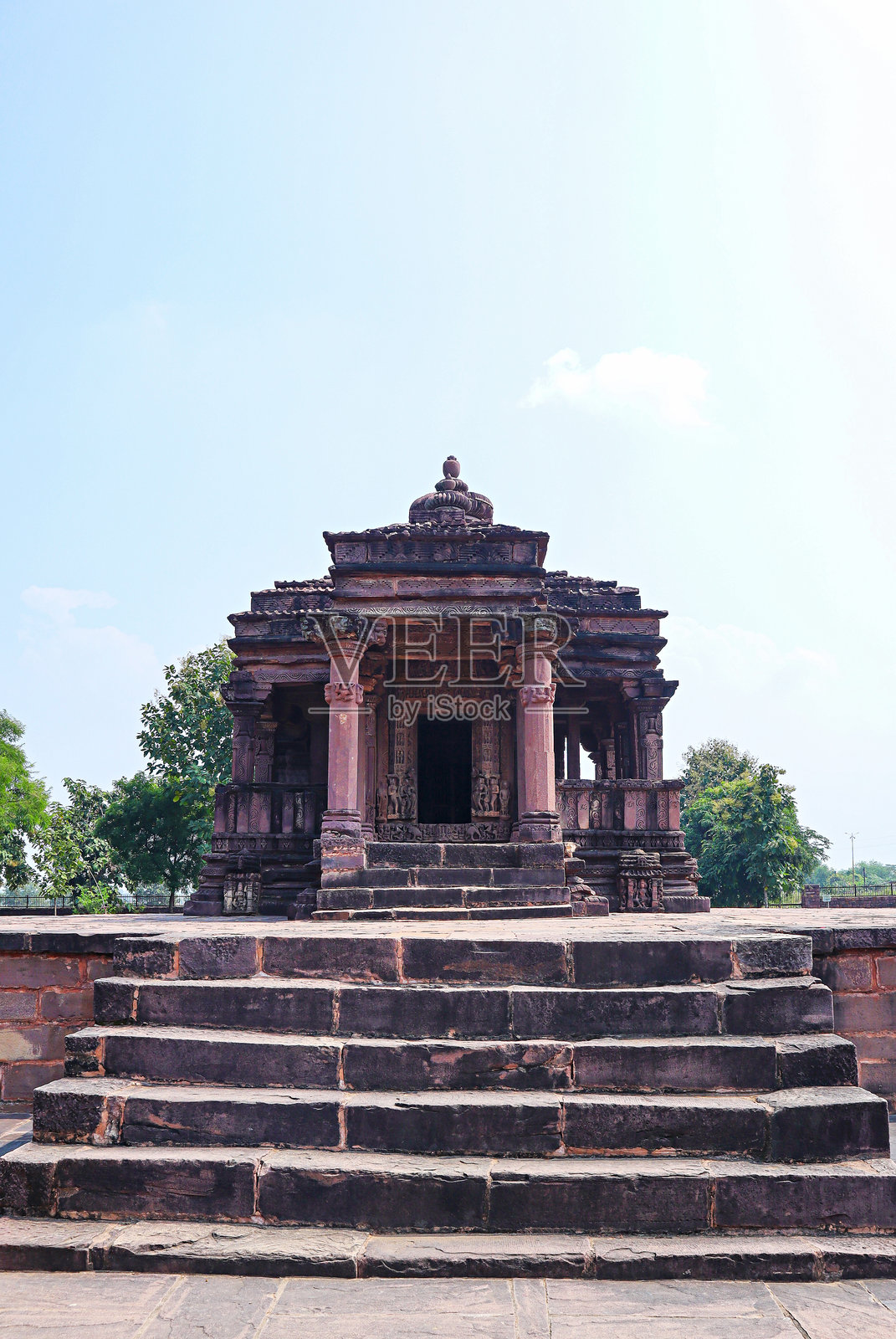 诺塔寺的正面，献给湿婆神，由尤瓦拉杰德瓦一世于10世纪建造，位于印度中央邦达莫县的诺塔。照片摄影图片