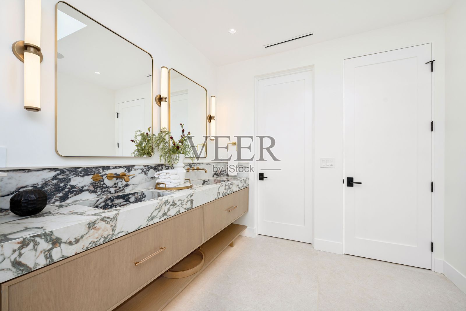 现代浴室配有大理石台面和双水槽。照片摄影图片