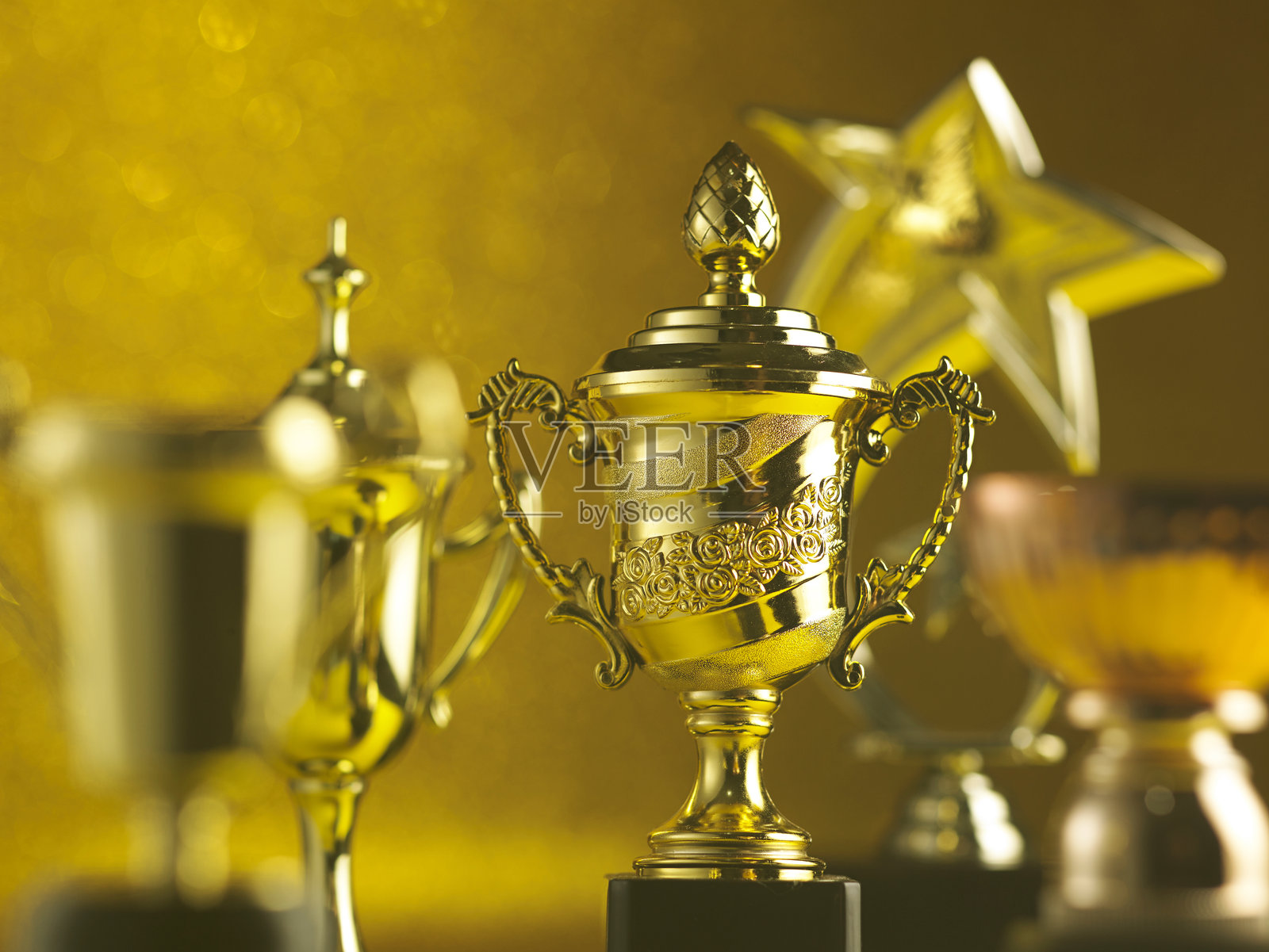 黄色背景下的奖杯特写照片摄影图片