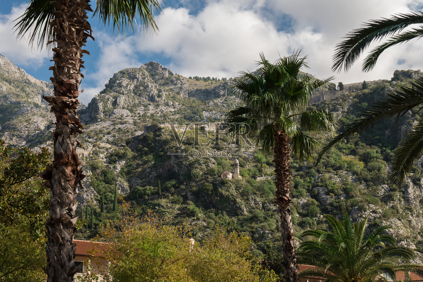 科托尔堡垒的城墙与山脉和蓝天，黑山照片摄影图片