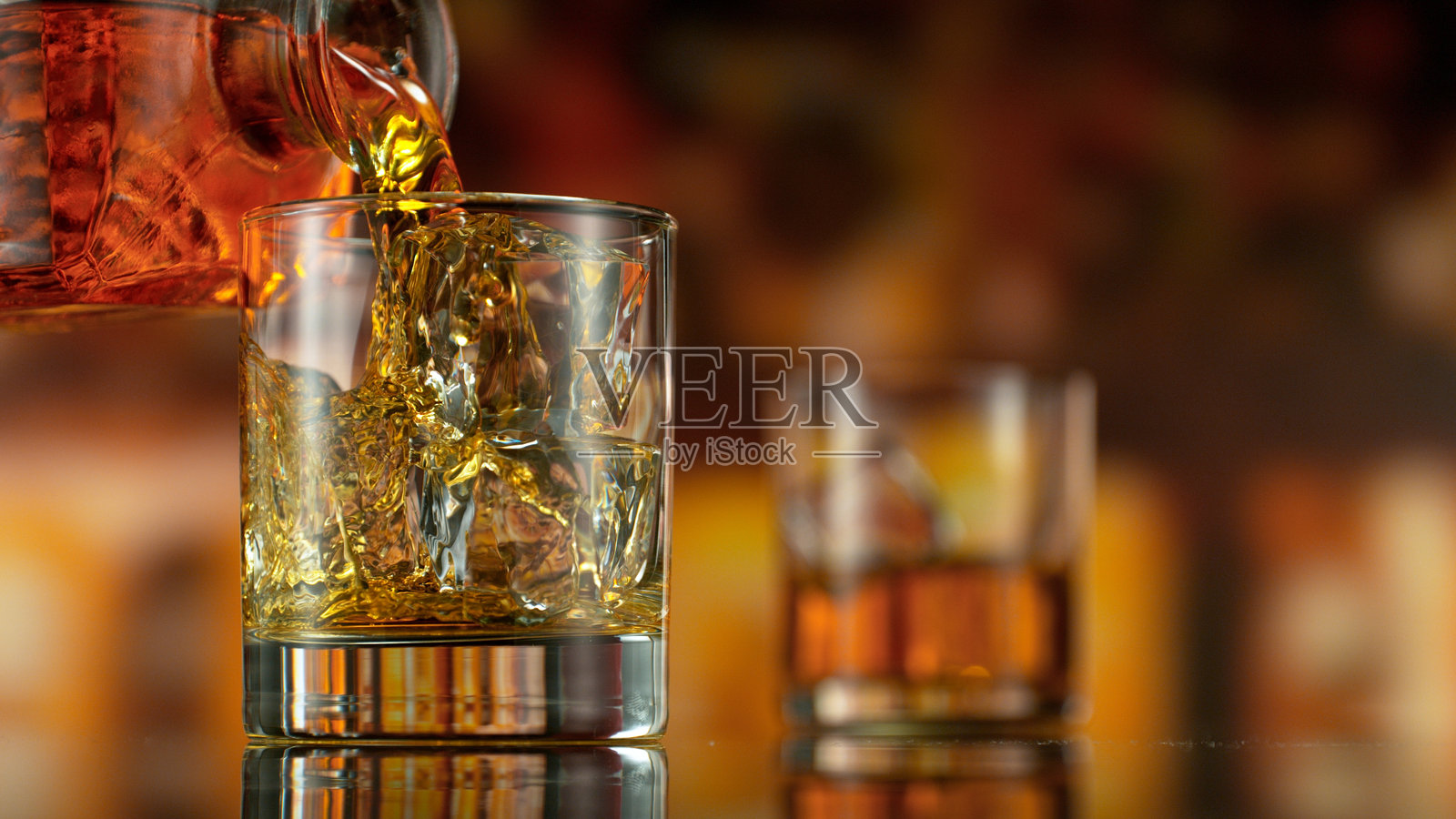 在酒吧倒威士忌或朗姆酒的特写镜头照片摄影图片