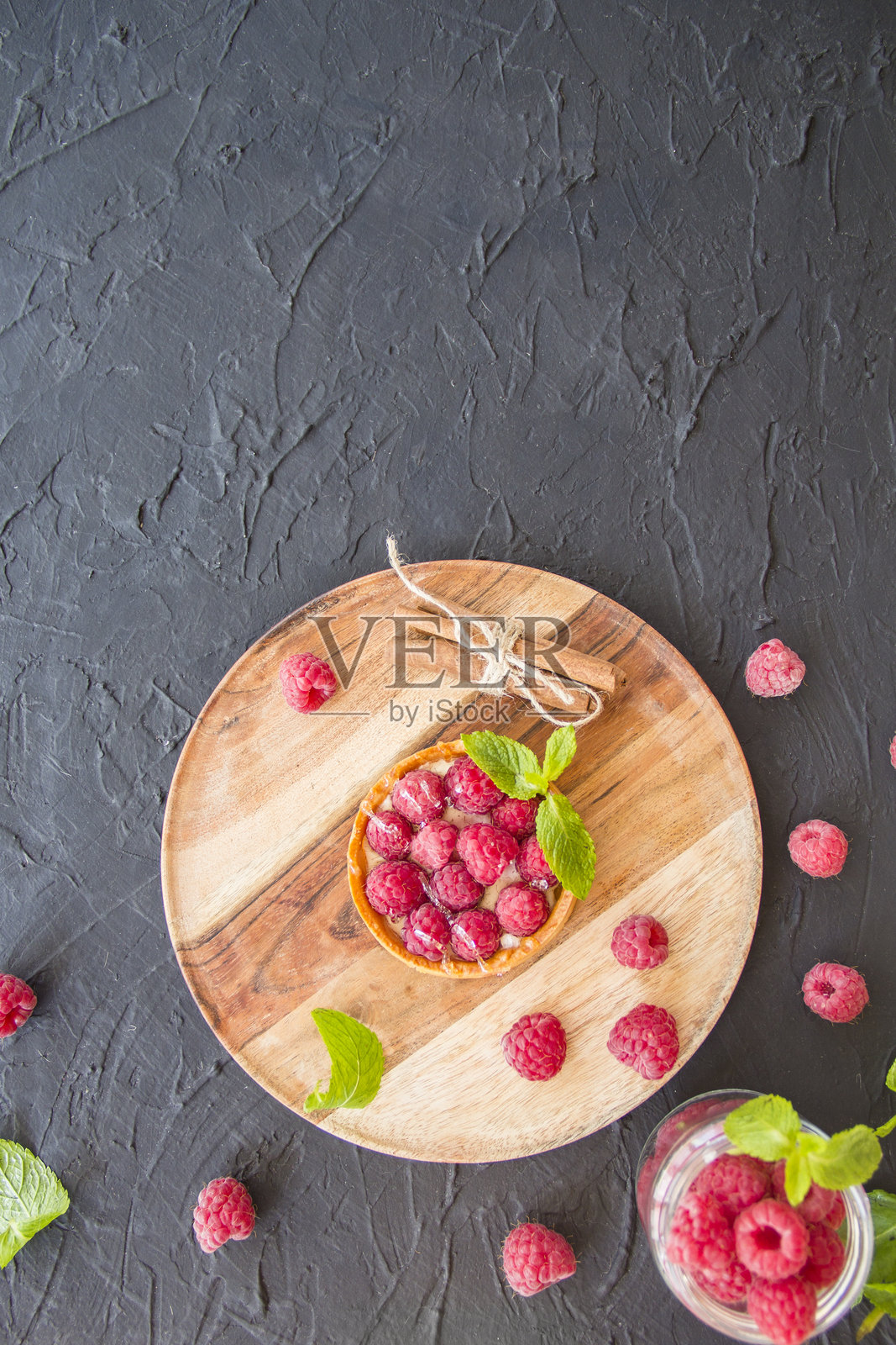 健康美味的奶酪覆盆子挞。照片摄影图片