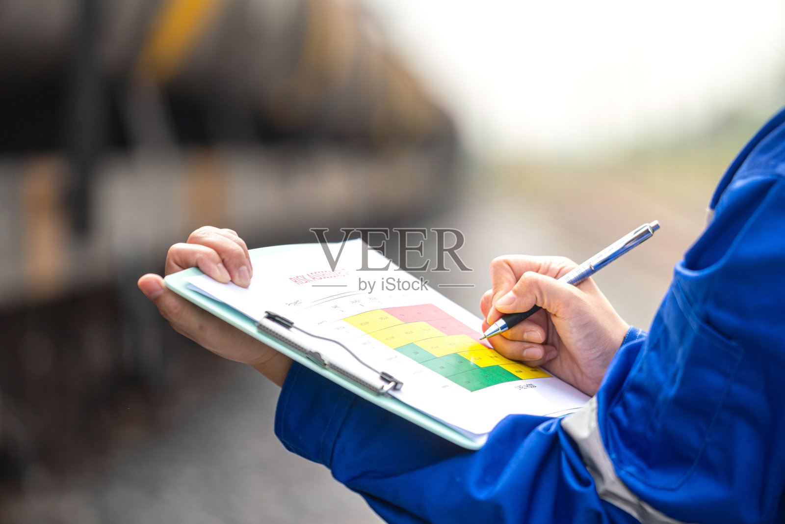 项目工程师正在撰写风险评估矩阵。照片摄影图片