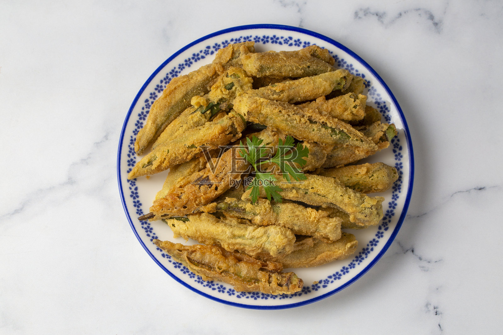 炸秋葵天妇罗配酸奶酱。健康小吃。照片摄影图片