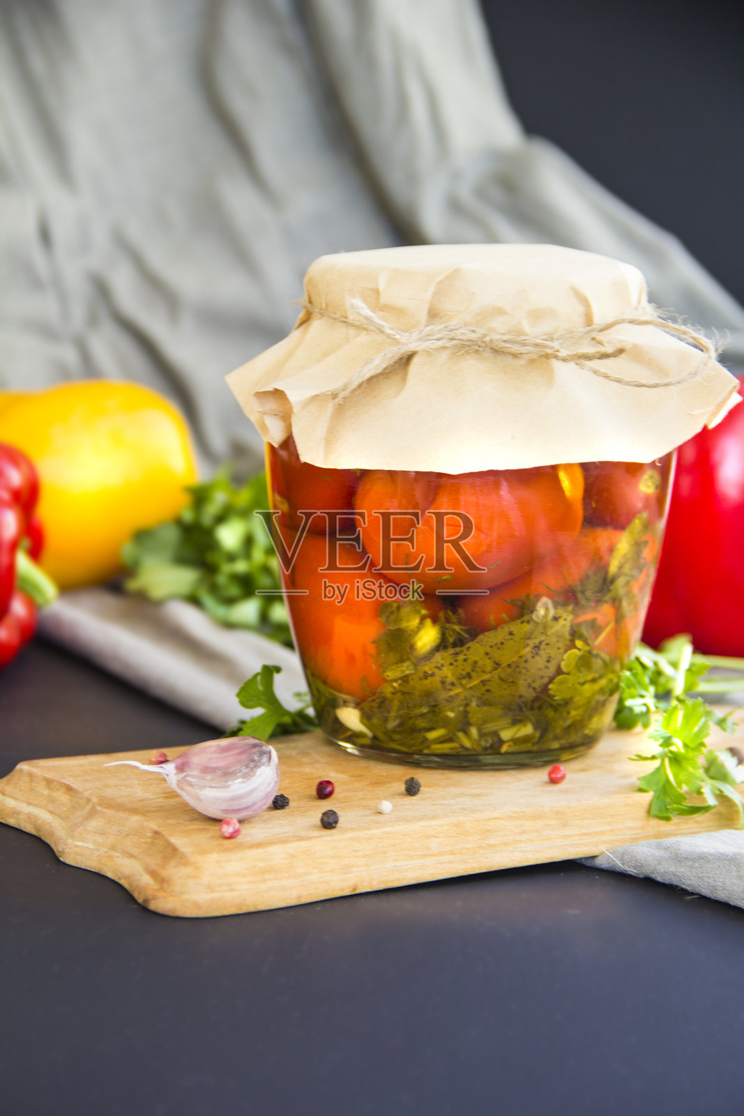 桌子上的美味腌制蔬菜罐照片摄影图片