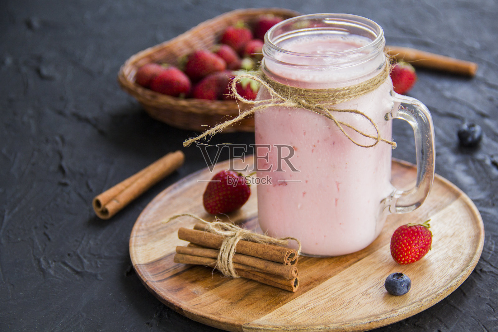 新鲜夏季浆果的健康冰沙。照片摄影图片