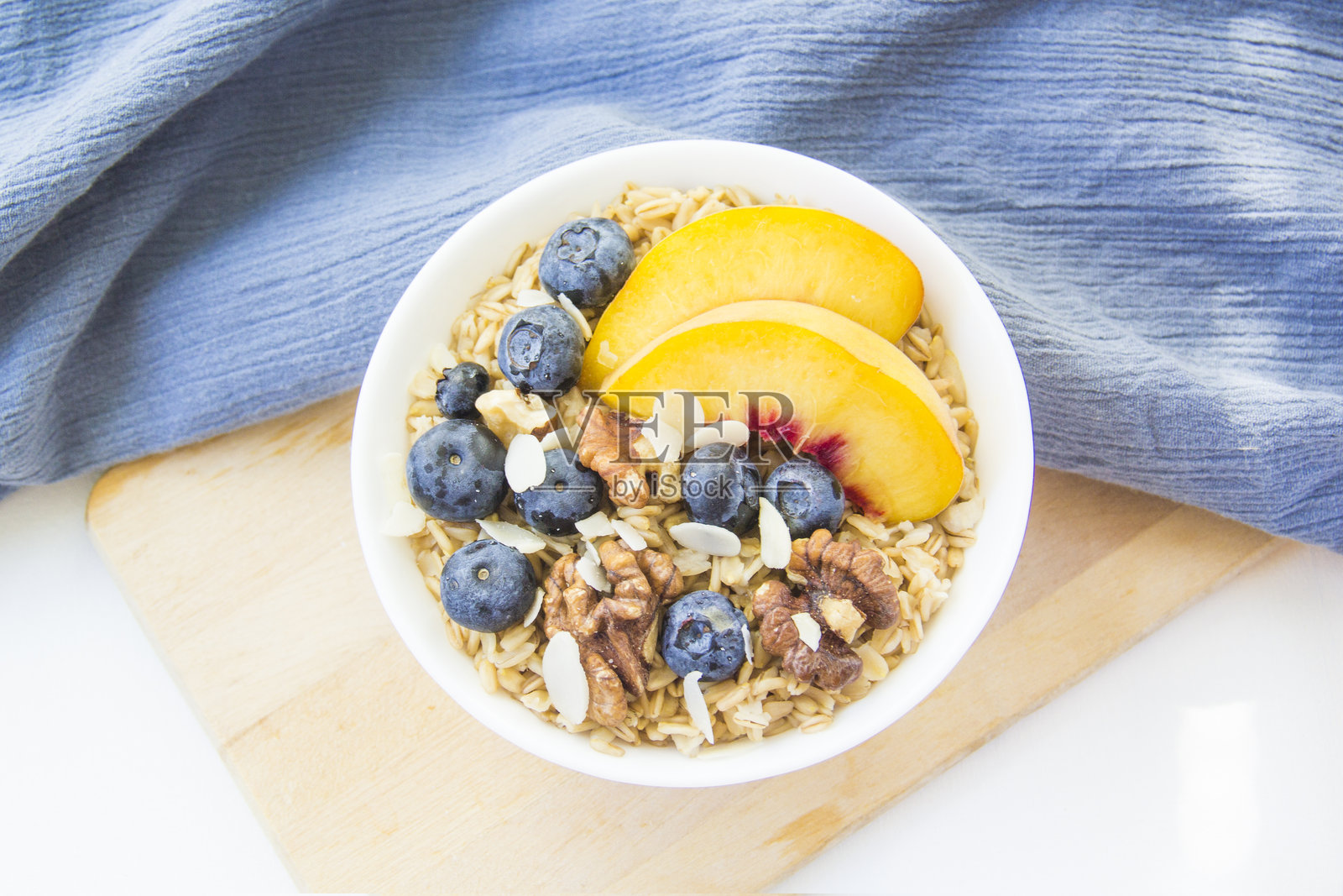 蓝莓燕麦粥。照片摄影图片