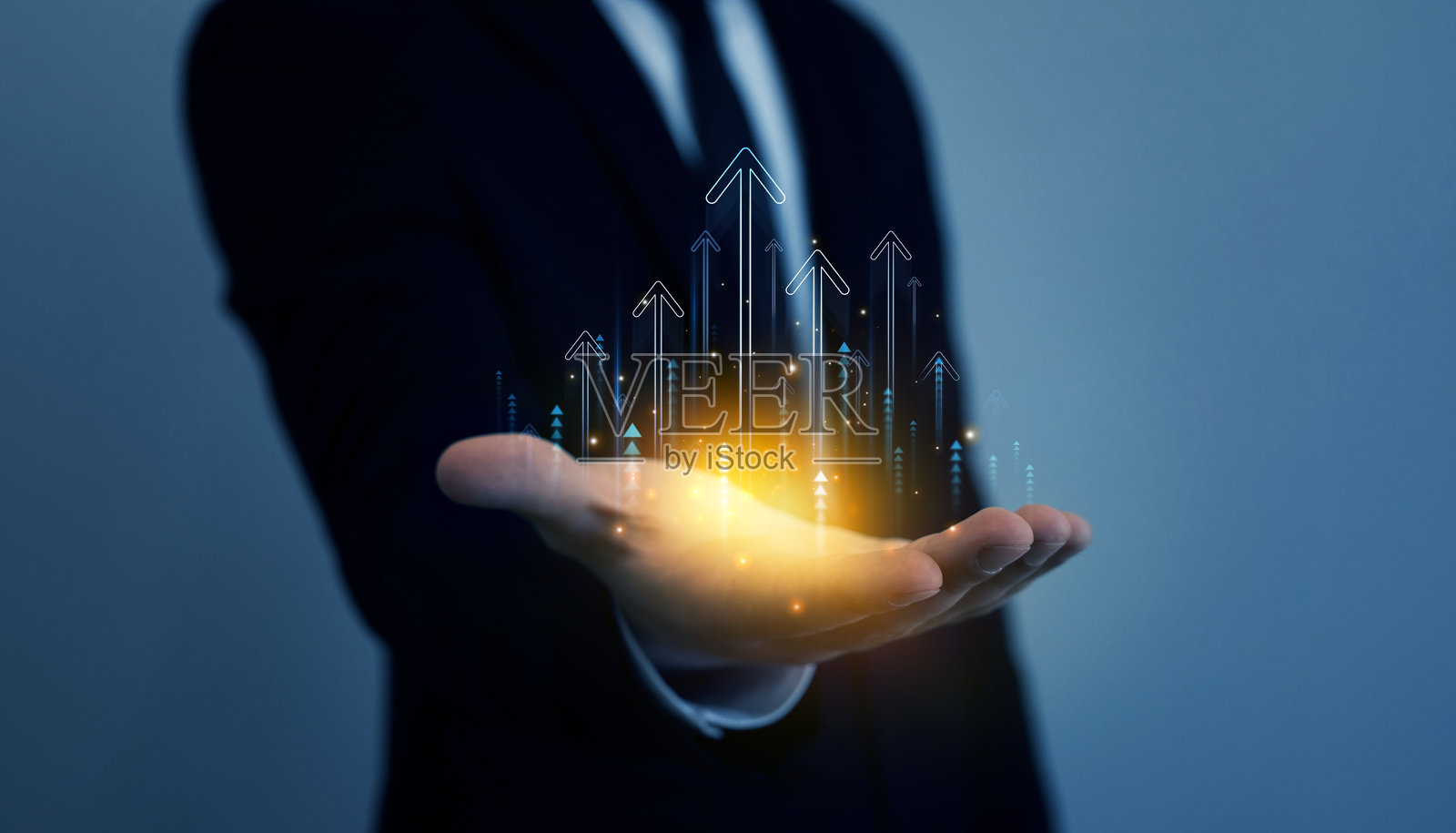 商业增长发展战略与投资。分析财务增长图表和市场投资。财务商业计划、收益、销售与战略。照片摄影图片