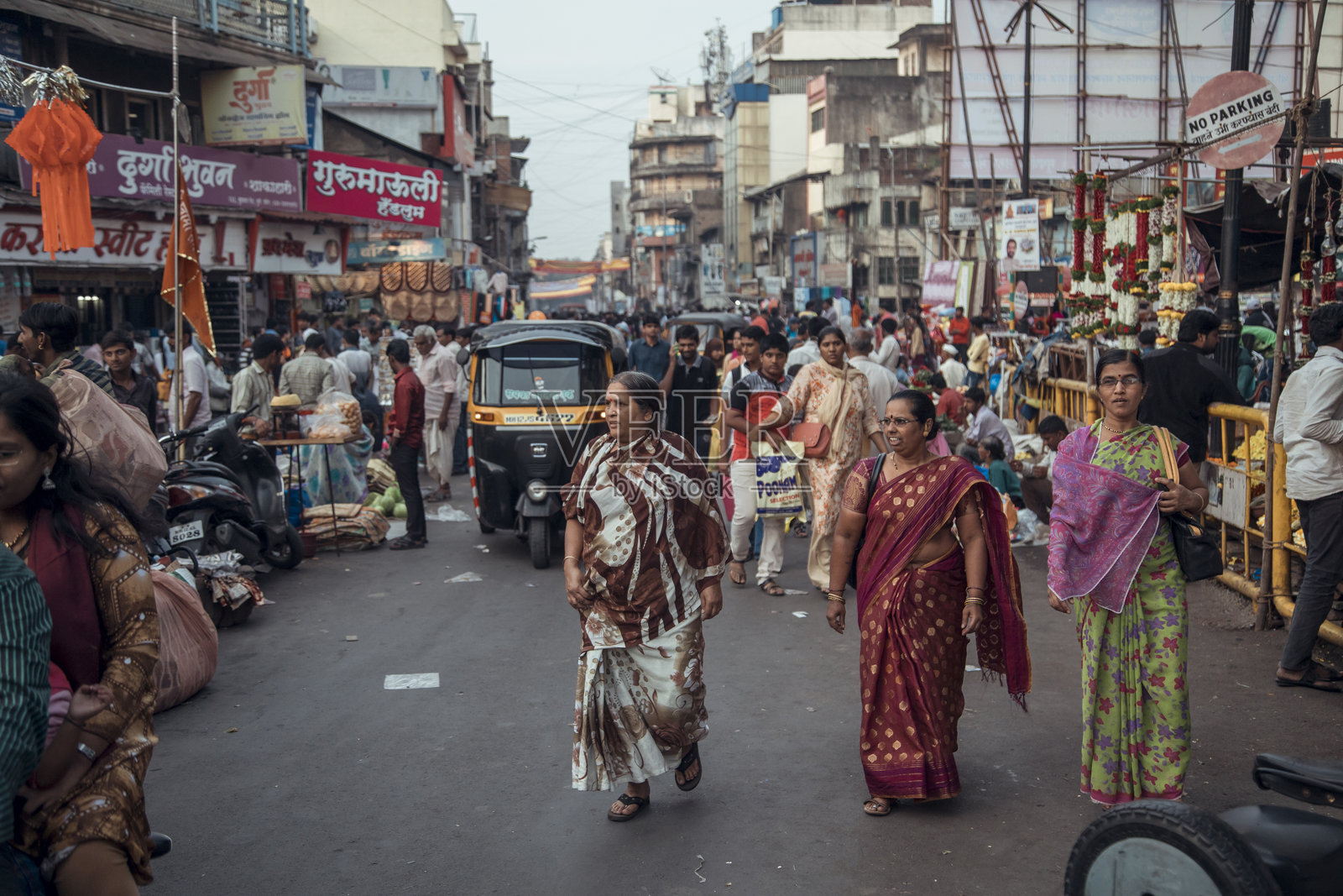 印度繁忙的市场街道，白天有摊贩和购物者。照片摄影图片