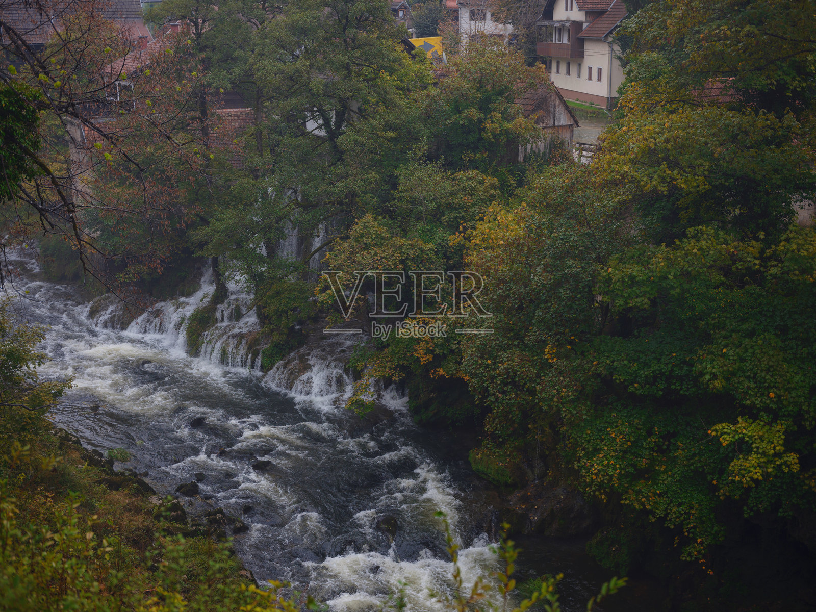 前往克罗地亚斯伦附近的拉斯托克村庄照片摄影图片