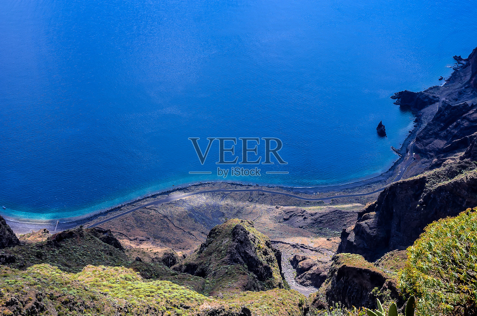 美丽的蓝色海洋与岩石海岸线照片摄影图片