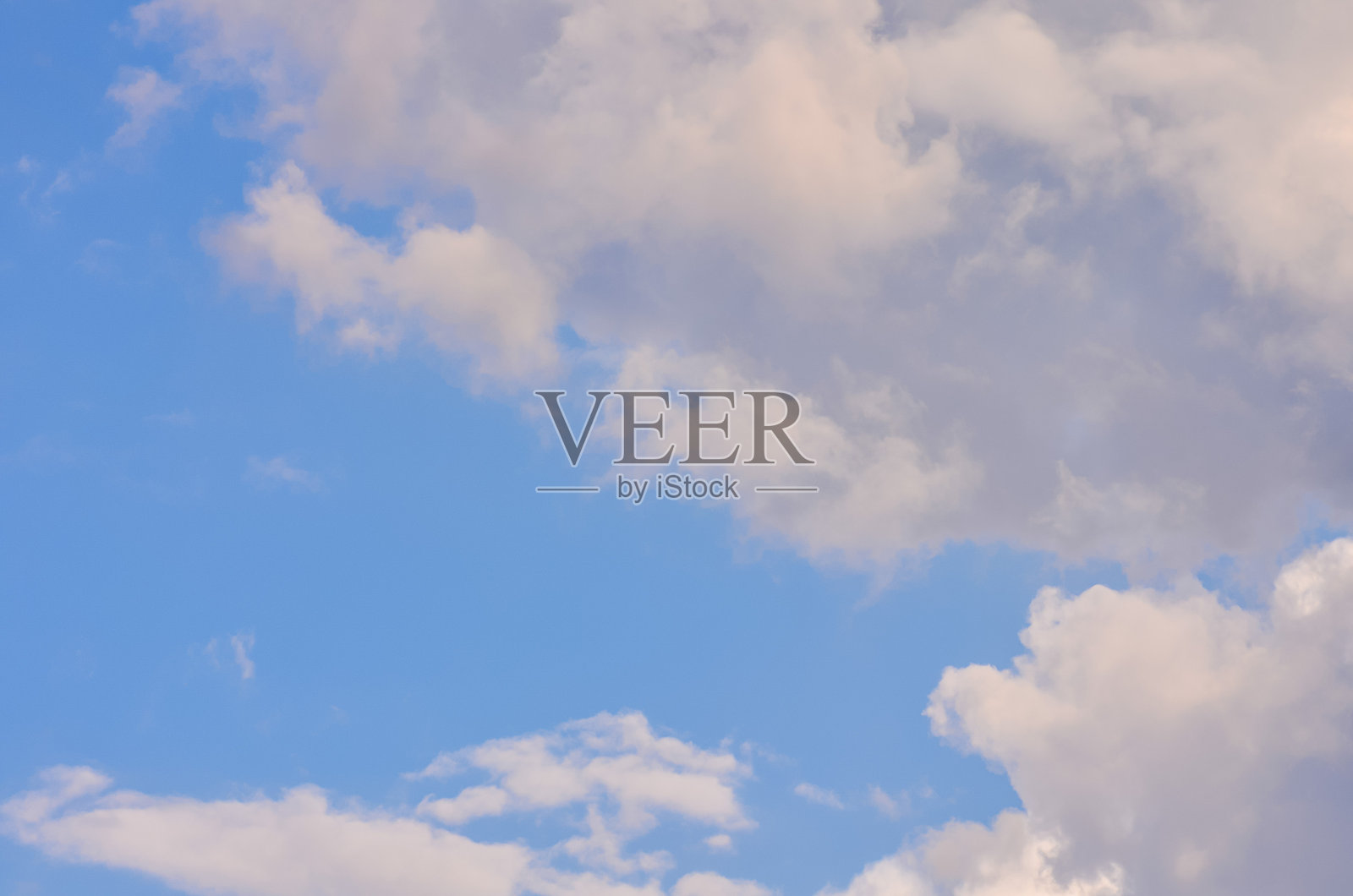 天空湛蓝，点缀着几朵云彩。照片摄影图片