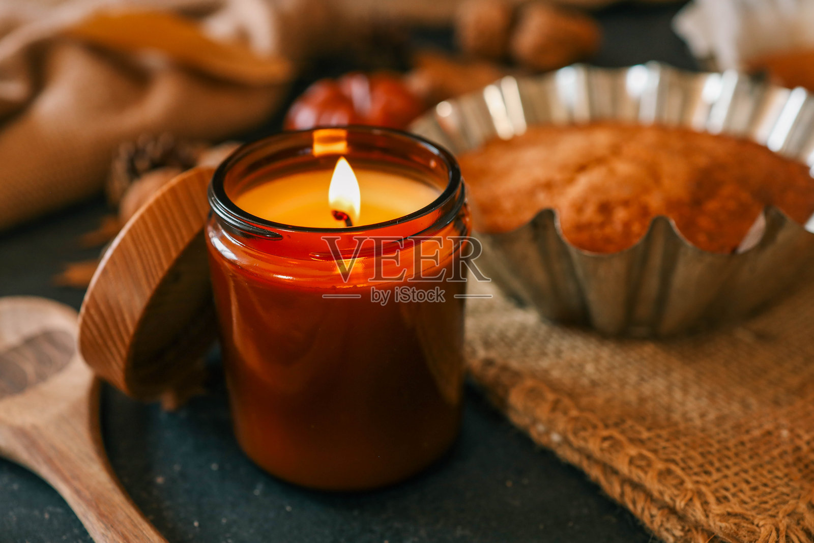 燃烧的蜡烛散发着南瓜派的香气，温馨的秋天照片摄影图片