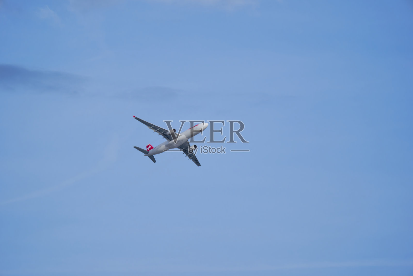 瑞士航空的空客A330-343客机，注册号HB-JHK，在秋天的日子里从苏黎世机场起飞。照片摄影图片