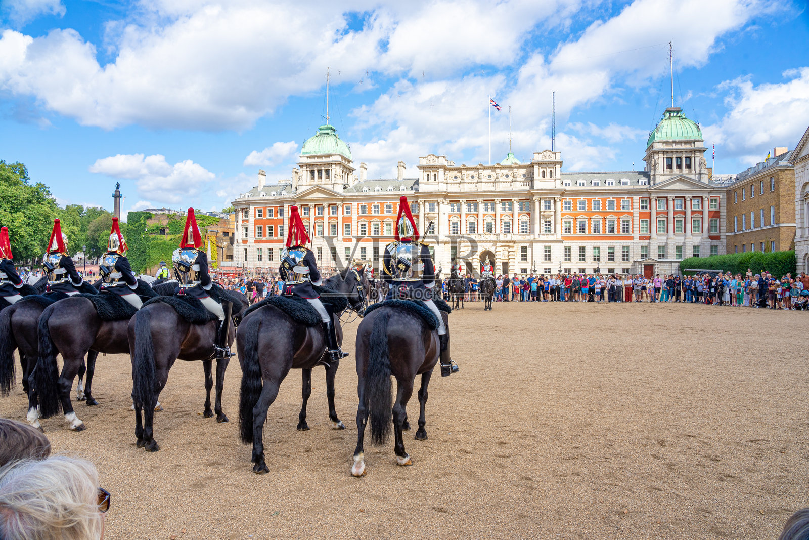 马卫队阅兵场建筑的外观，周围有无数匹马。照片摄影图片