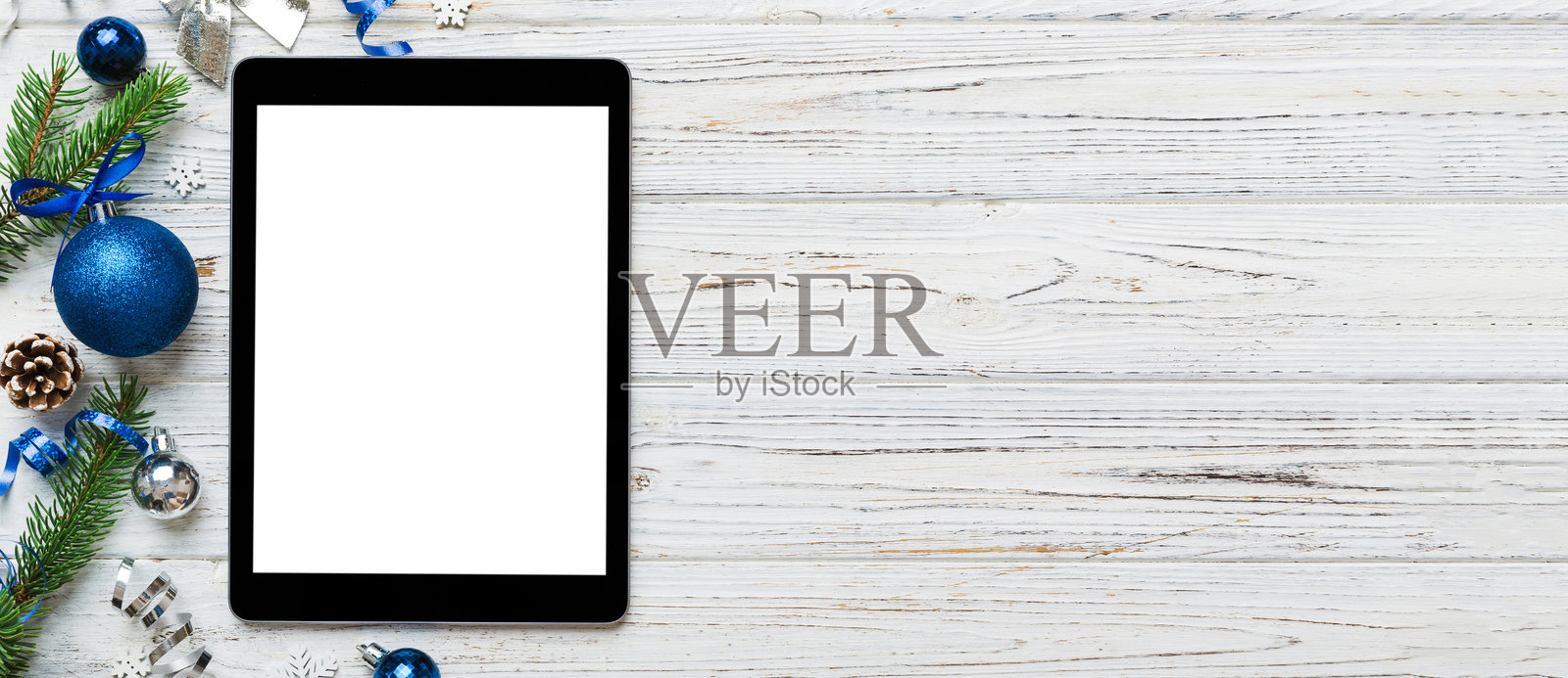 带有乡村风格圣诞装饰的数字平板电脑模型，适合应用展示，俯视图，留有空白空间供您设计。圣诞在线购物概念。平板电脑在彩色背景上的空白区域。照片摄影图片