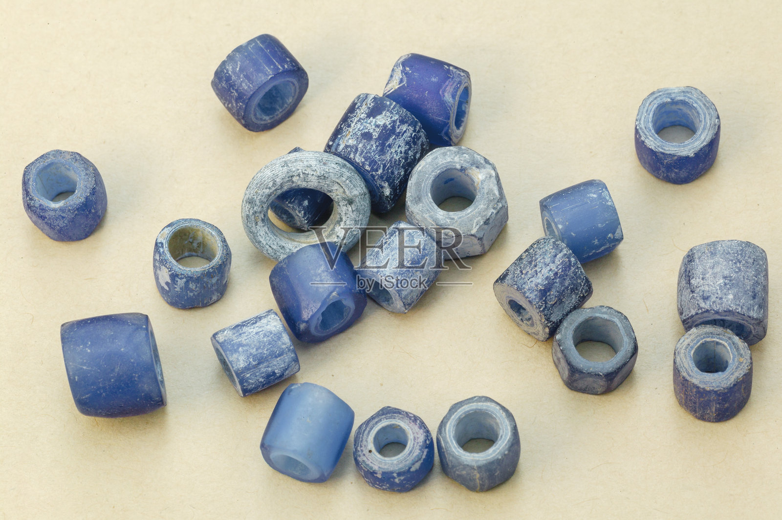 古代蓝色玻璃珠，作为日常装饰品、仪式服装和可能用于交易的物品，使用时间大约为公元1050年至1250年。马沙图游戏保护区，北图利游戏保护区，博茨瓦纳。照片摄影图片