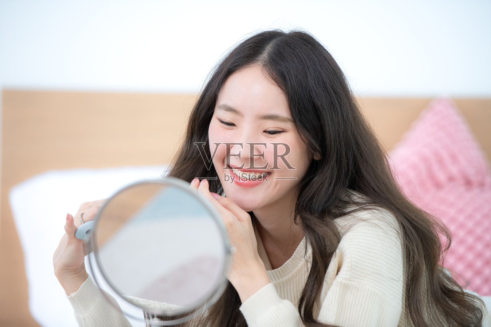 亚洲年轻女性进行她们每周的假日例行活动，包括起床、化妆和放松。照片摄影图片