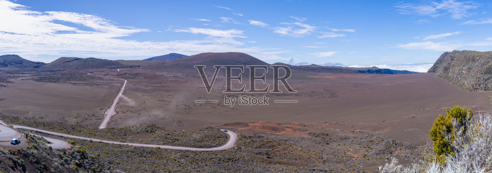 穿过恩克洛斯·富克火星景观的蜿蜒道路。照片摄影图片