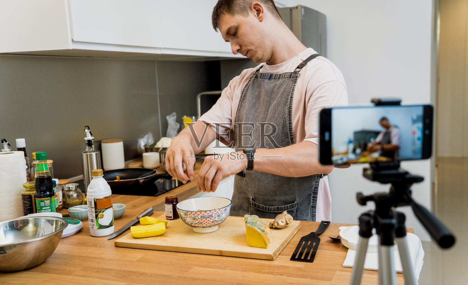 厨师正在直播工作坊，教授如何准备素食。照片摄影图片