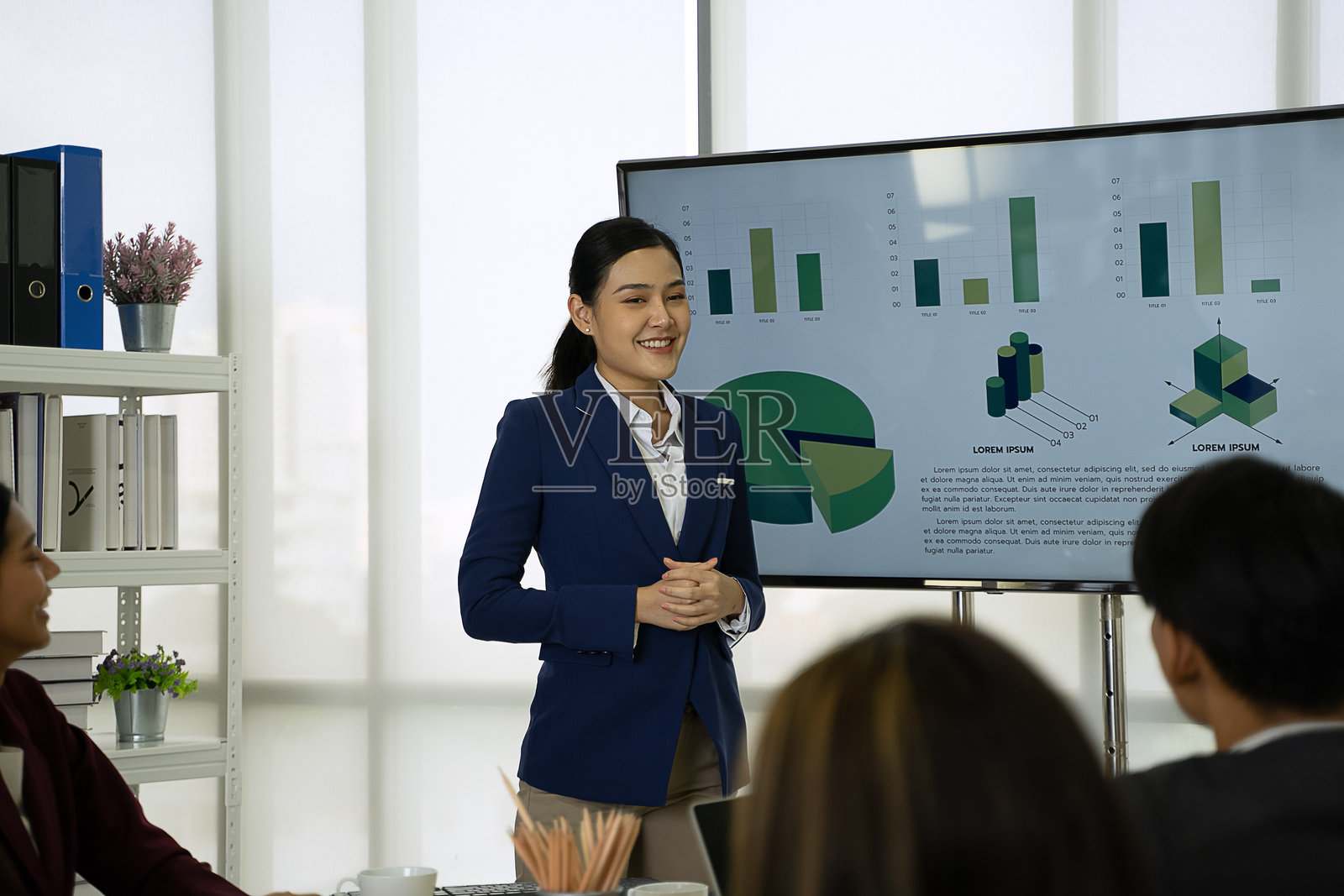 白领员工在办公室开会。照片摄影图片