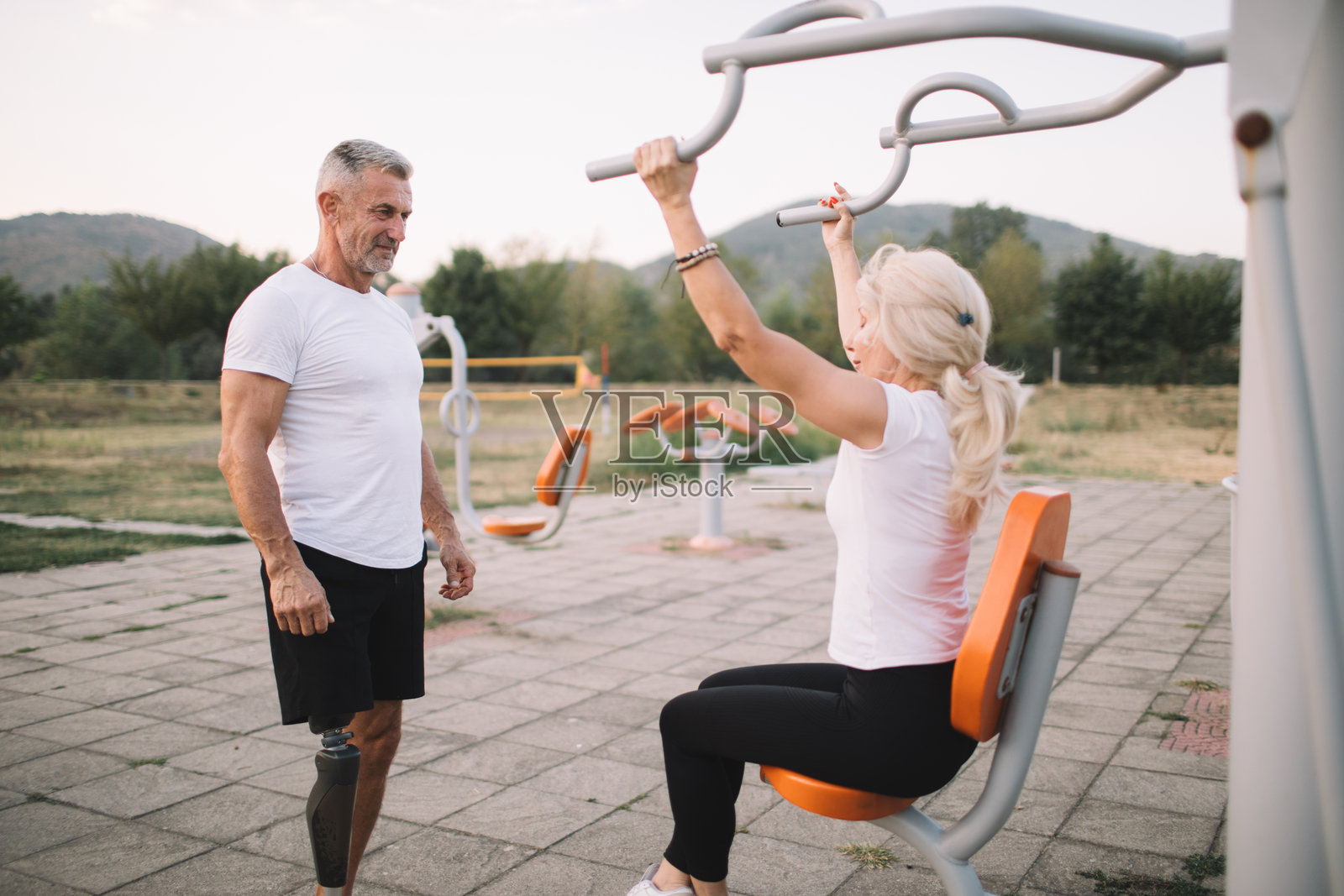 坚韧的二人组：运动中的力量照片摄影图片