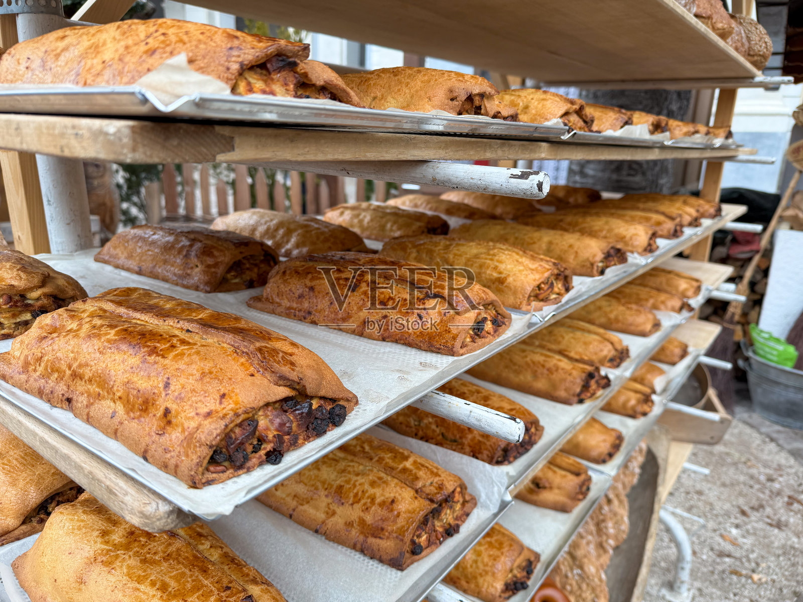 意大利北部圣诞期间刚烤好的传统水果卷面包照片摄影图片