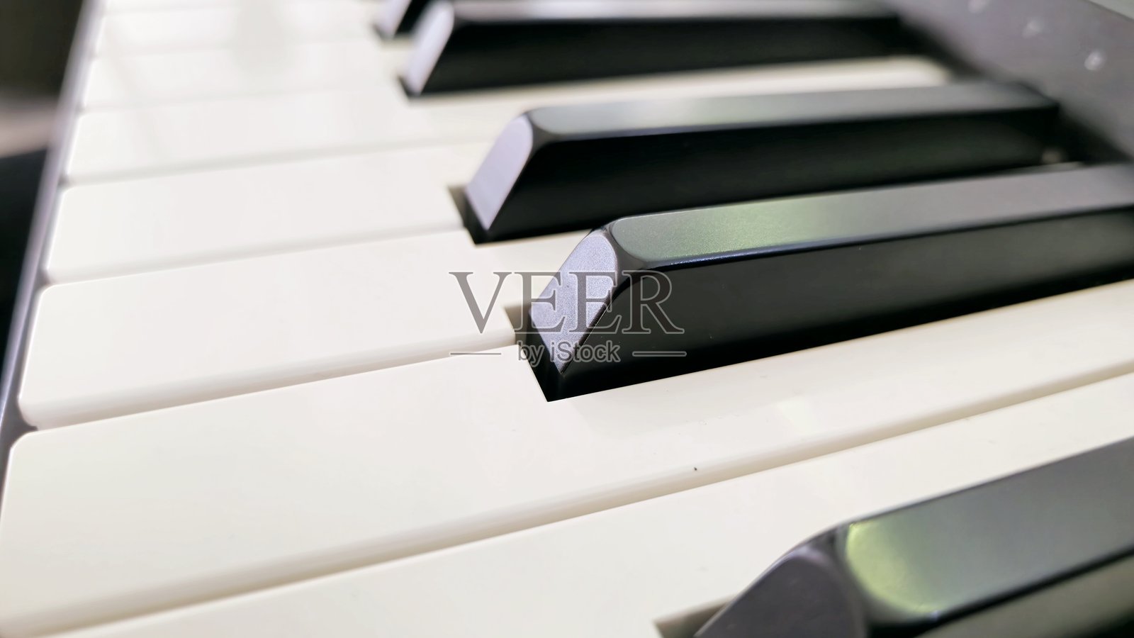钢琴键的特写，突出黑白键之间的对比。重点展示键盘的纹理和排列，吸引音乐爱好者的兴趣。照片摄影图片