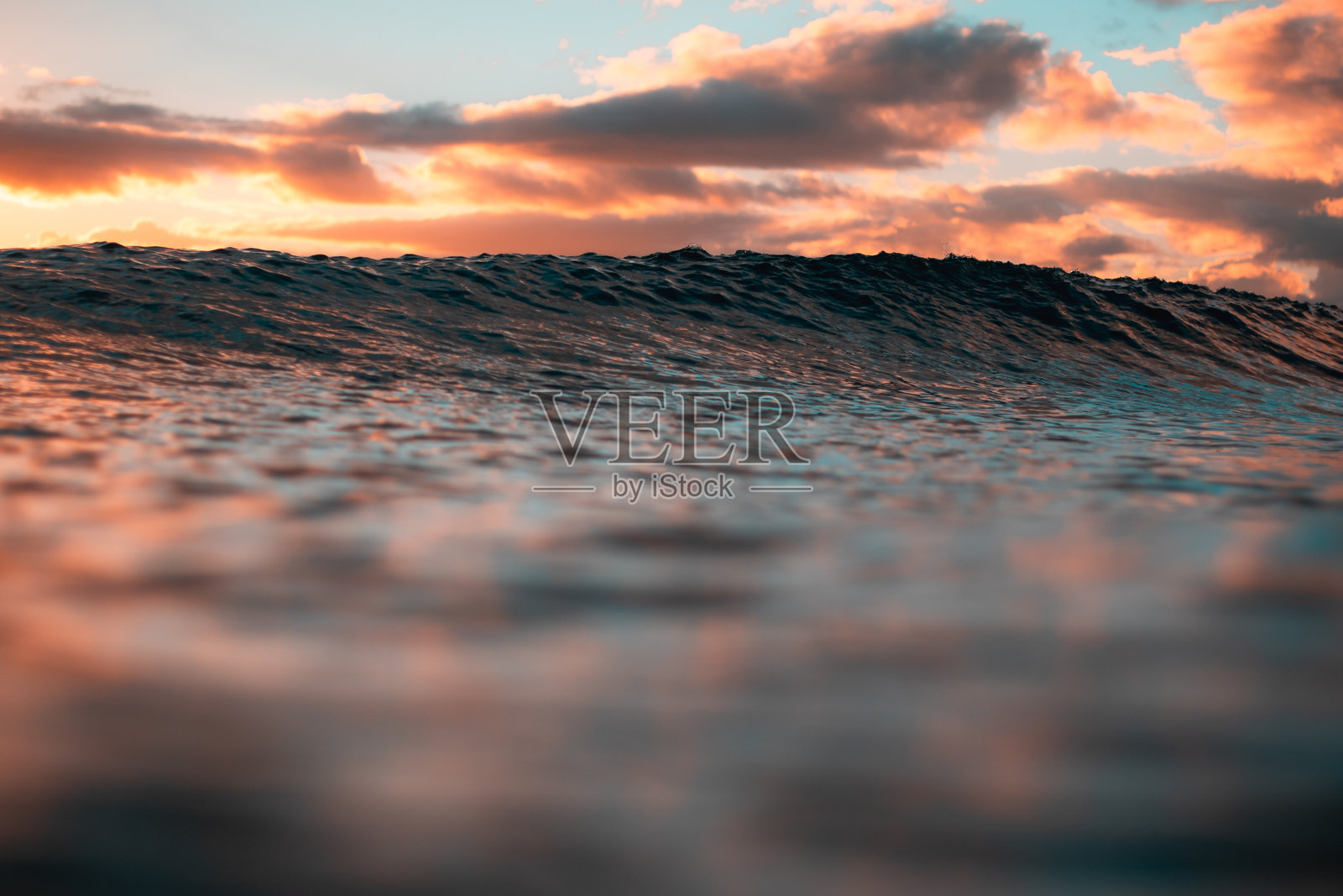 威基基海滩波浪上的夕阳金色照片摄影图片