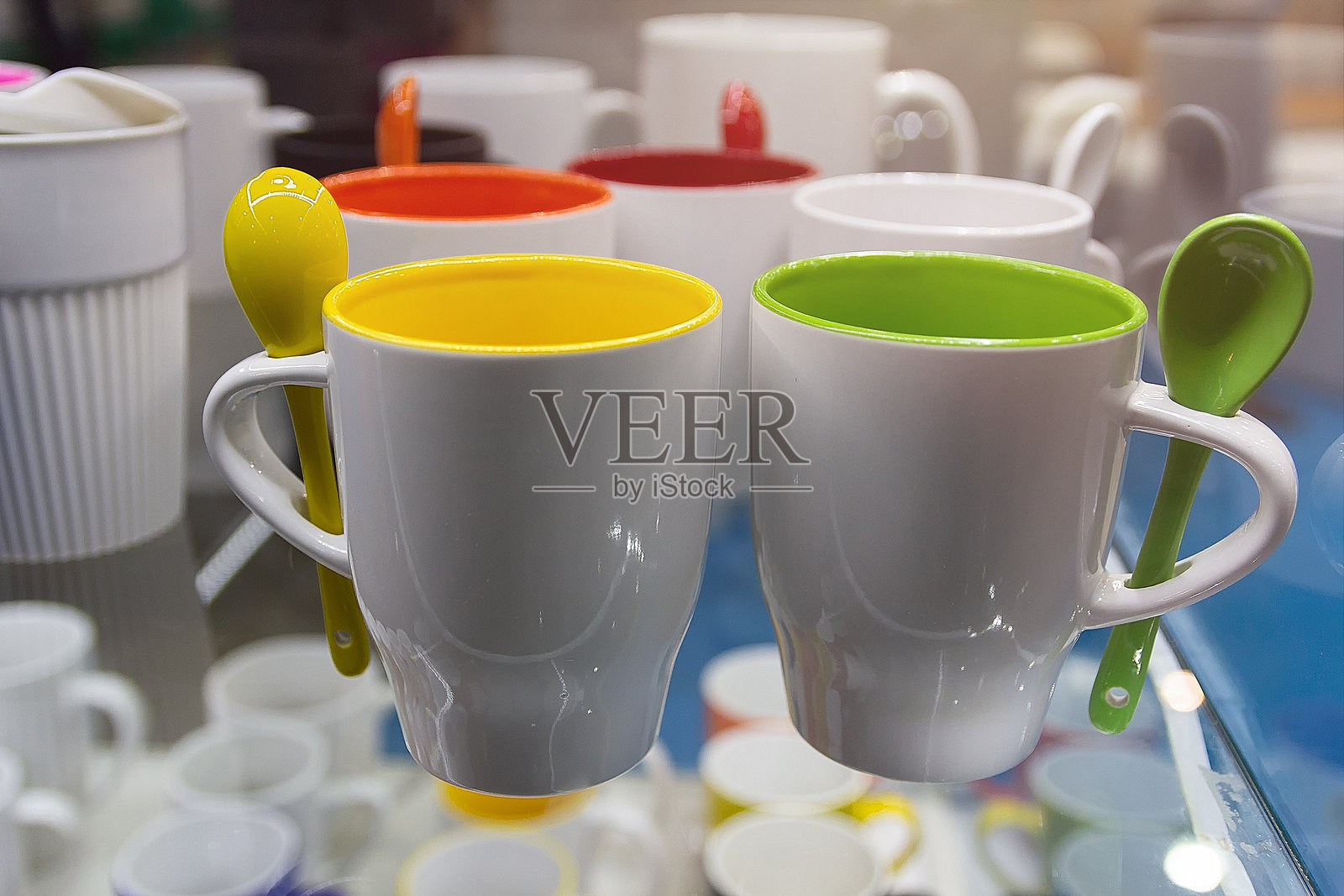 商店柜台上的各种杯子照片摄影图片