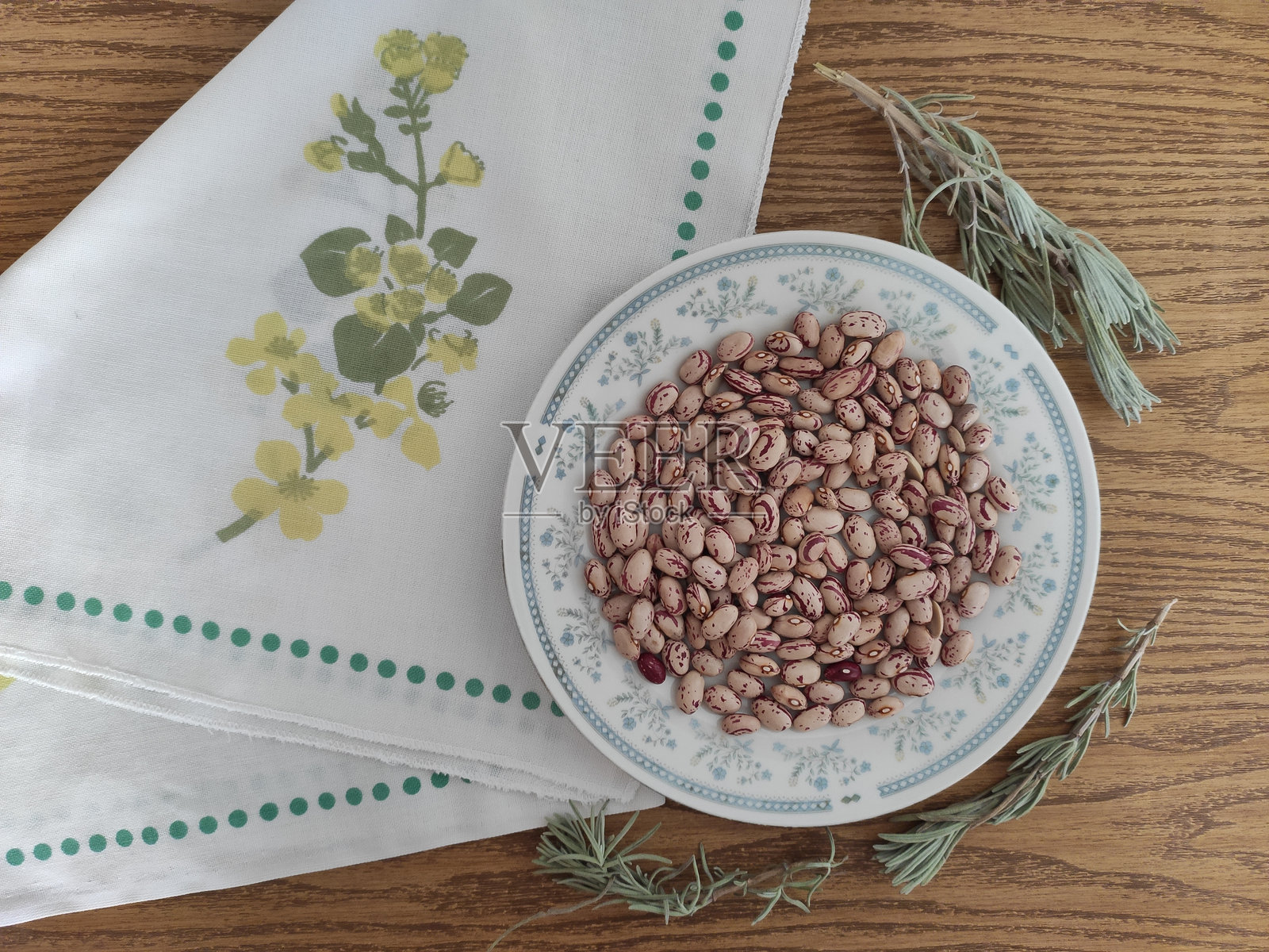 盘子上的豆子。天然食品照片摄影图片