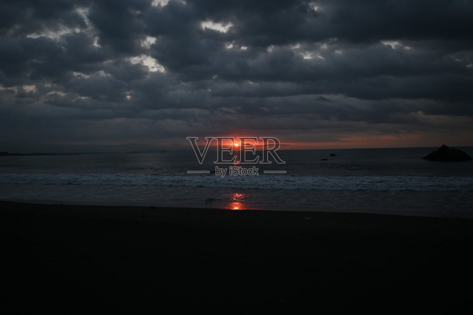 海边日出的美景。照片摄影图片