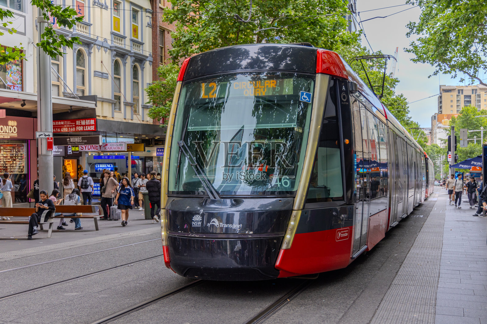 悉尼新南威尔士州澳大利亚乔治街和肯特街的电车行驶中照片摄影图片