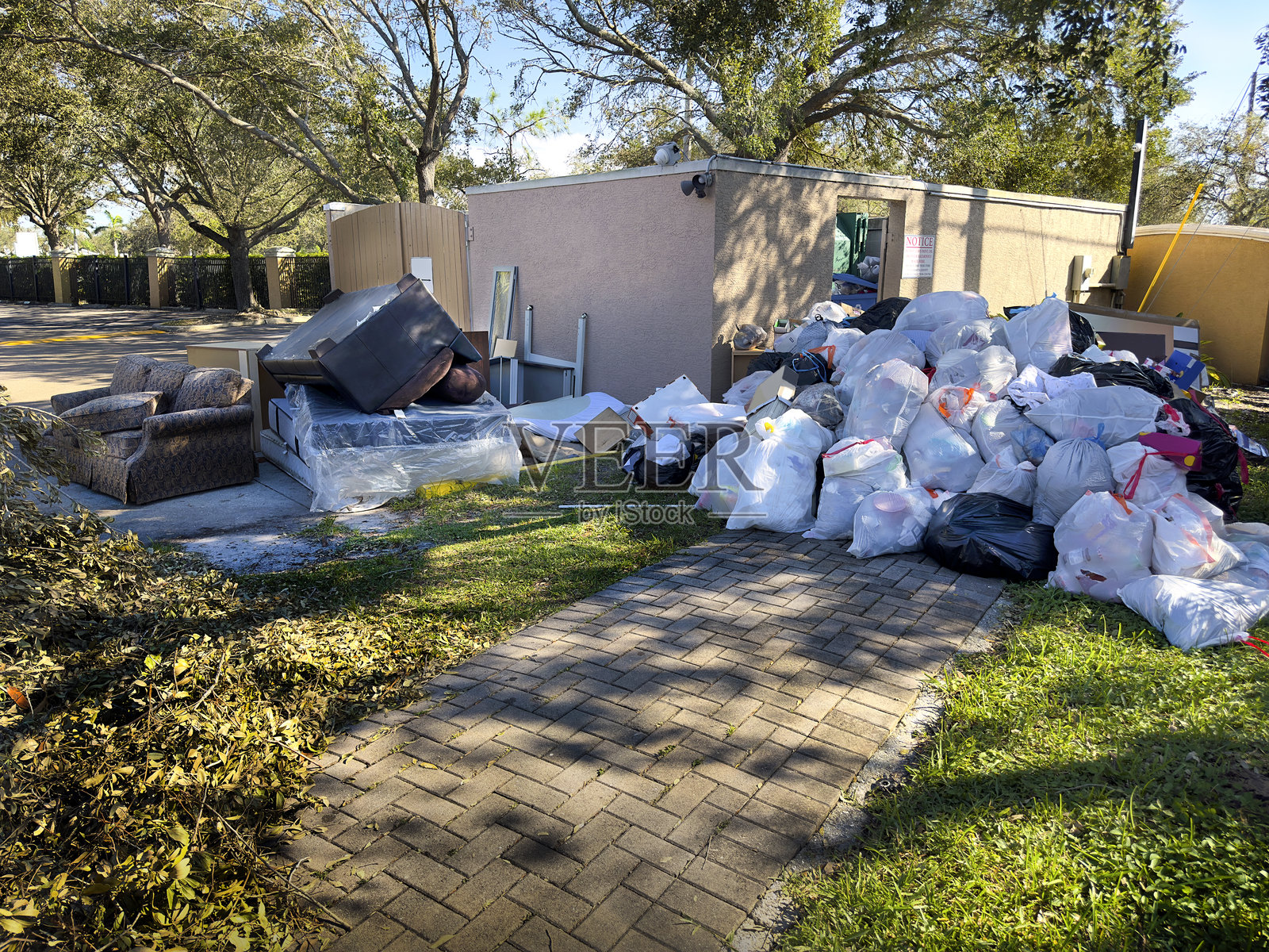 垃圾场区域的家具和垃圾袋照片摄影图片