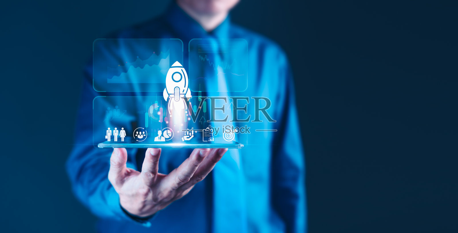 成功创业：男子手持平板电脑与火箭照片摄影图片