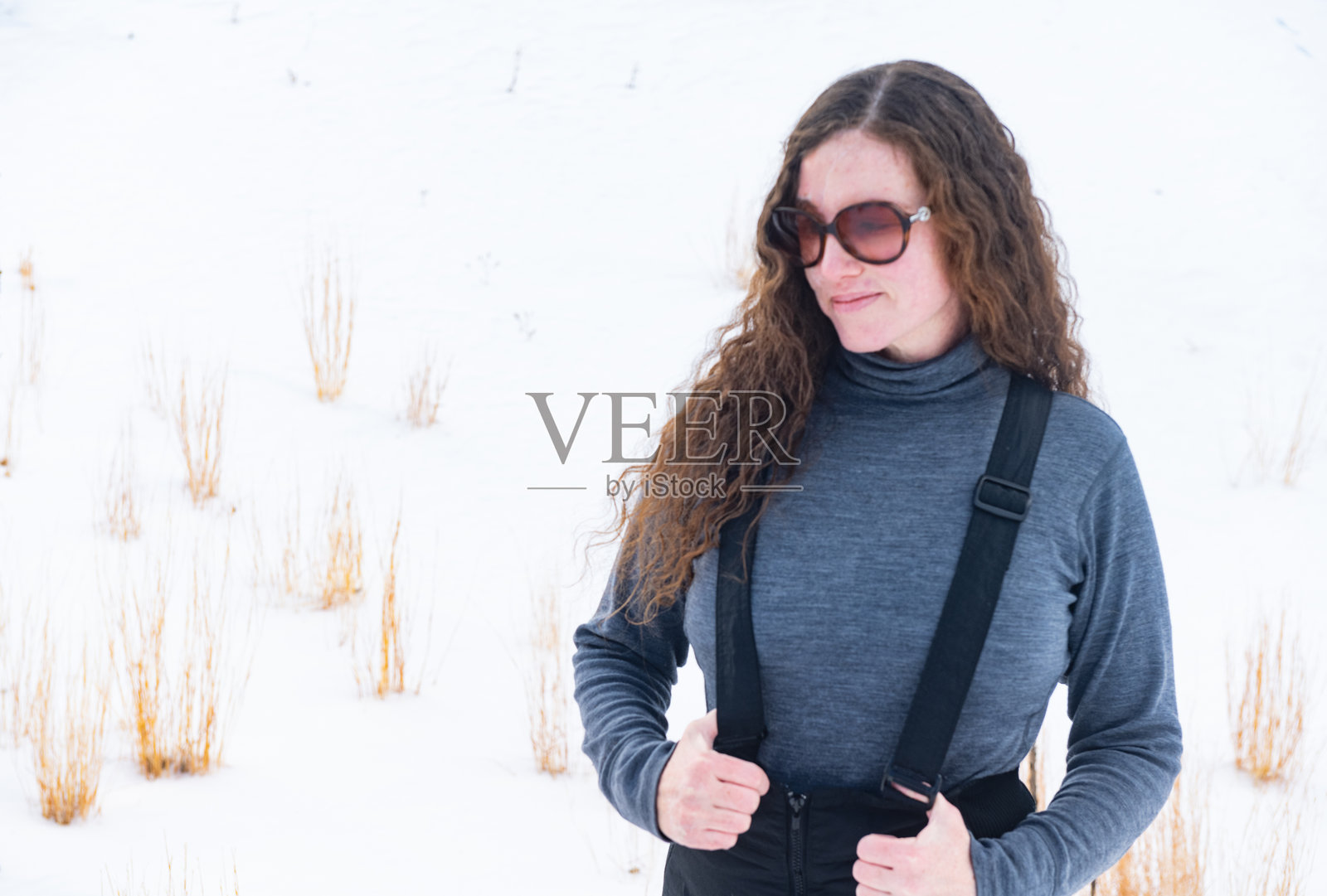 Portrait of Adult Woman Outdoors on Winter Vacation in Colorado照片摄影图片