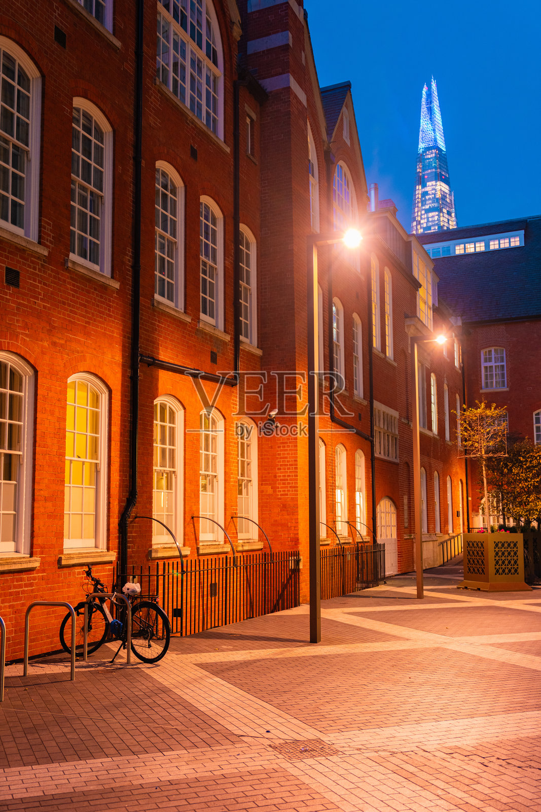 伦敦住宅区夜晚的空荡街道照片摄影图片