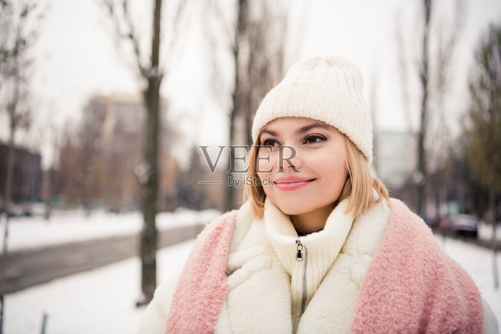积极女孩在背景城市的冬季旅行中，感受梦幻的户外氛围。照片摄影图片