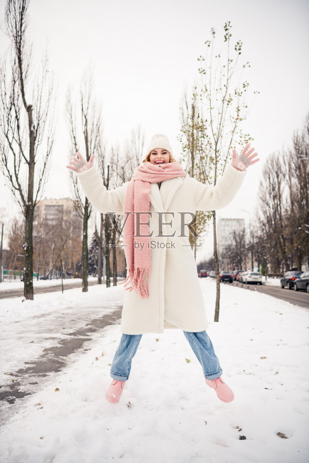 积极的女孩在户外享受十二月假期，放松休息，跳跃玩耍。照片摄影图片