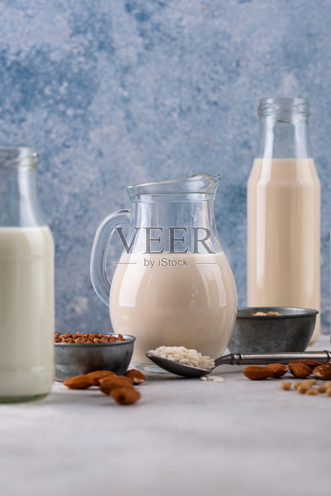 植物基的素食非乳制替代牛奶照片摄影图片