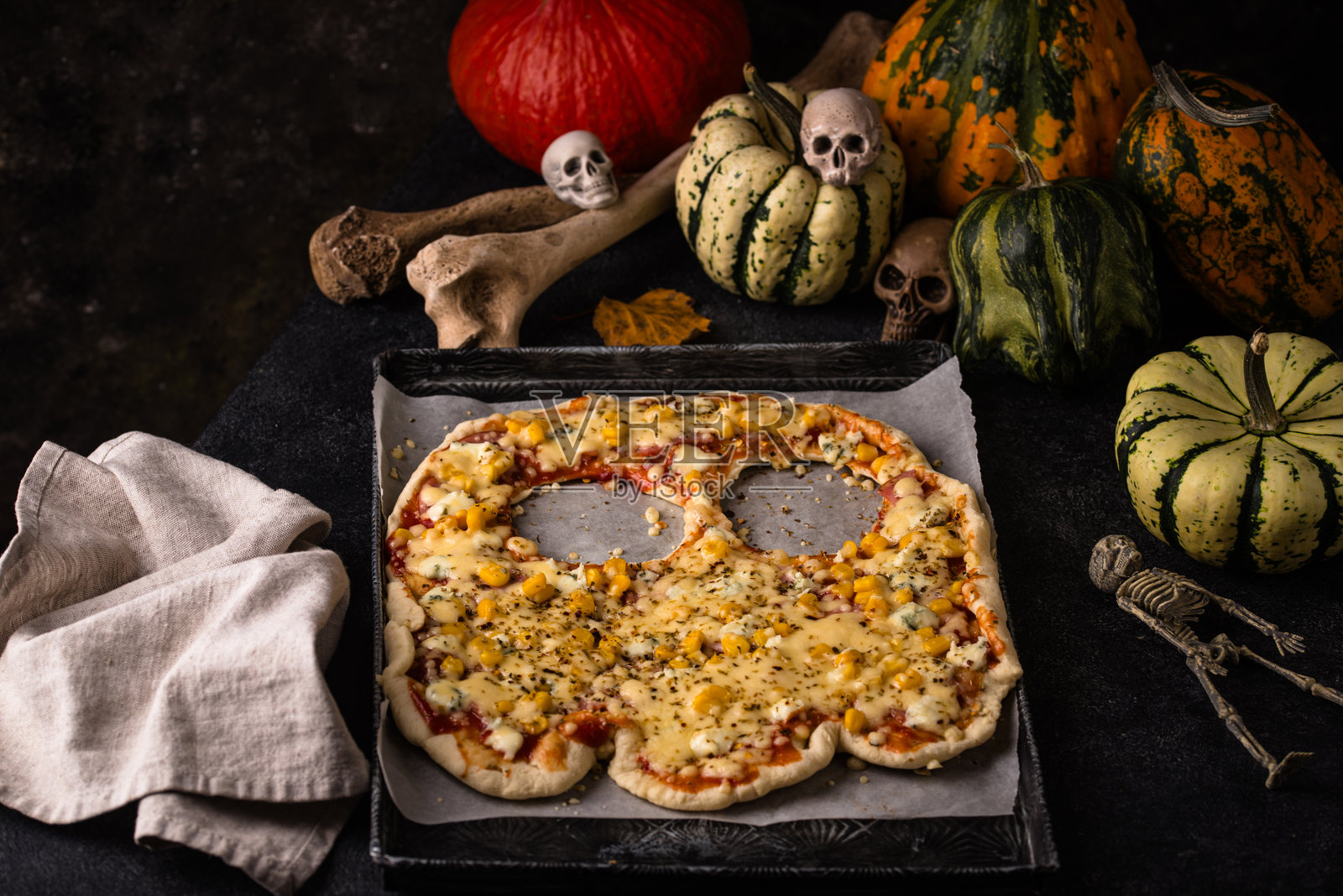 万圣节鬼魂形状的恐怖披萨照片摄影图片