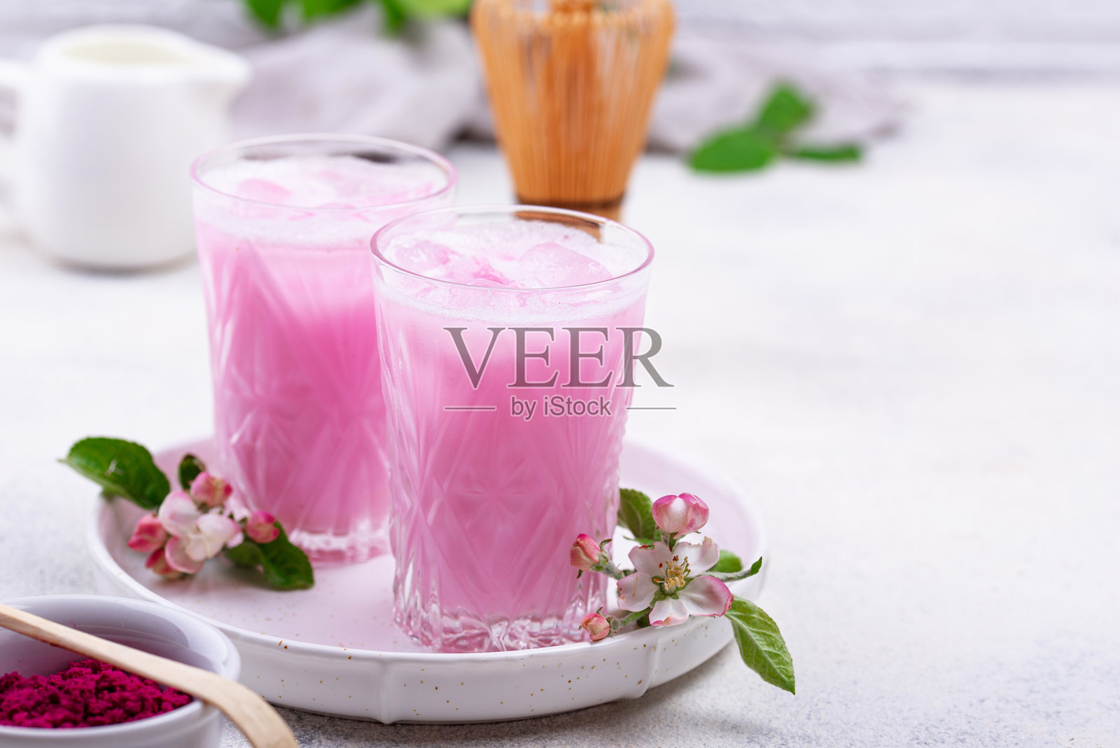粉色抹茶冰拿铁加牛奶照片摄影图片