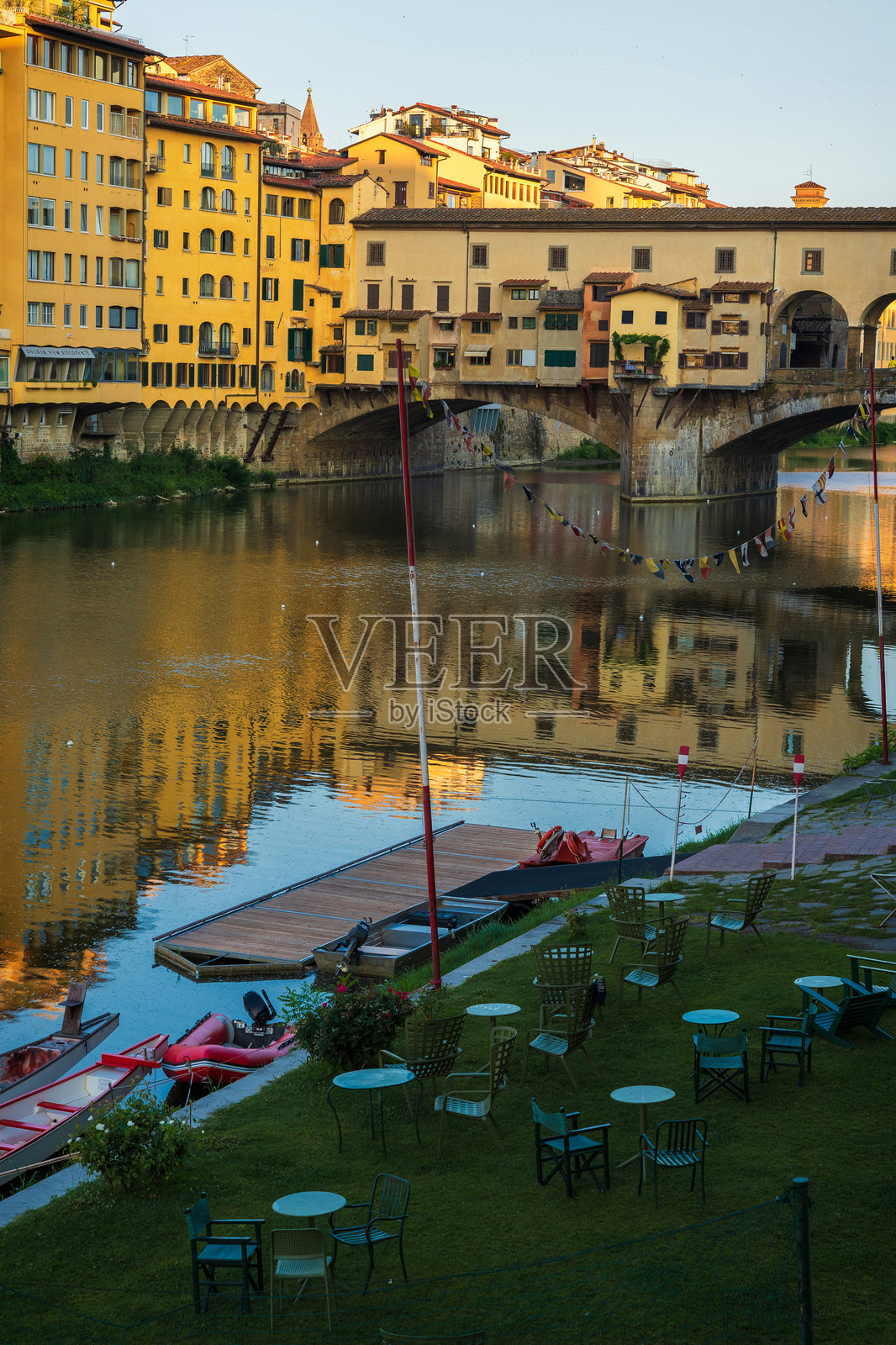 文艺复兴之都佛罗伦萨的黎明。最古老的老桥。照片摄影图片